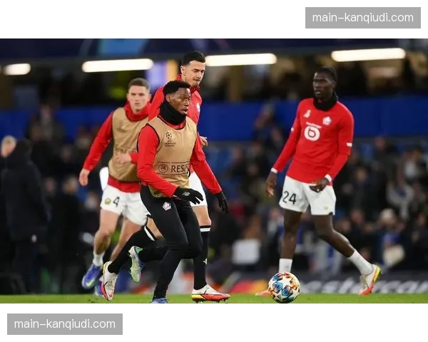 现场:里尔主场启用新型照明系统,为欧战赛事做测试 现场:里尔主场启用新型照明系统,为欧战赛事做测试